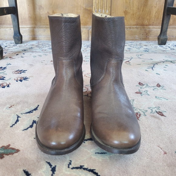 Frye Melissa Button Zip Short Boot - 7.5 - Picture 3 of 6